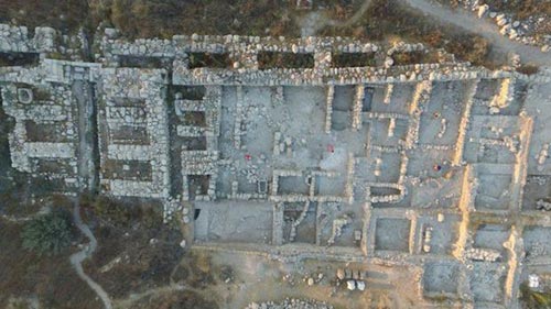 Vista aérea de los restos del palacio hallado en la antigua Gézer (Israel)